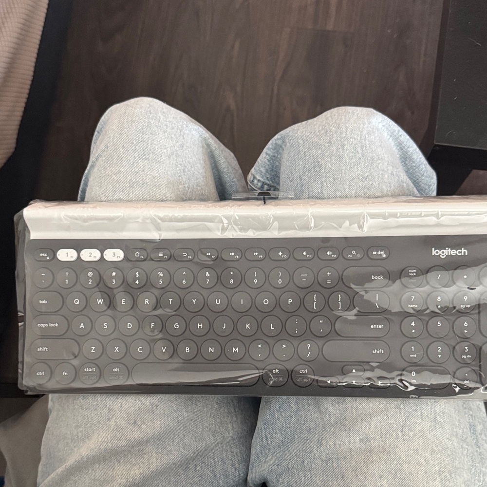 Logitech Wireless Keyboard in Black